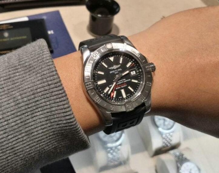 The unique design has attracted lots of watch lovers who pursue the unique personality.